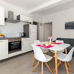 1 Bedroom Cozy In דירה